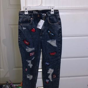 “Booty fit” patched jeans